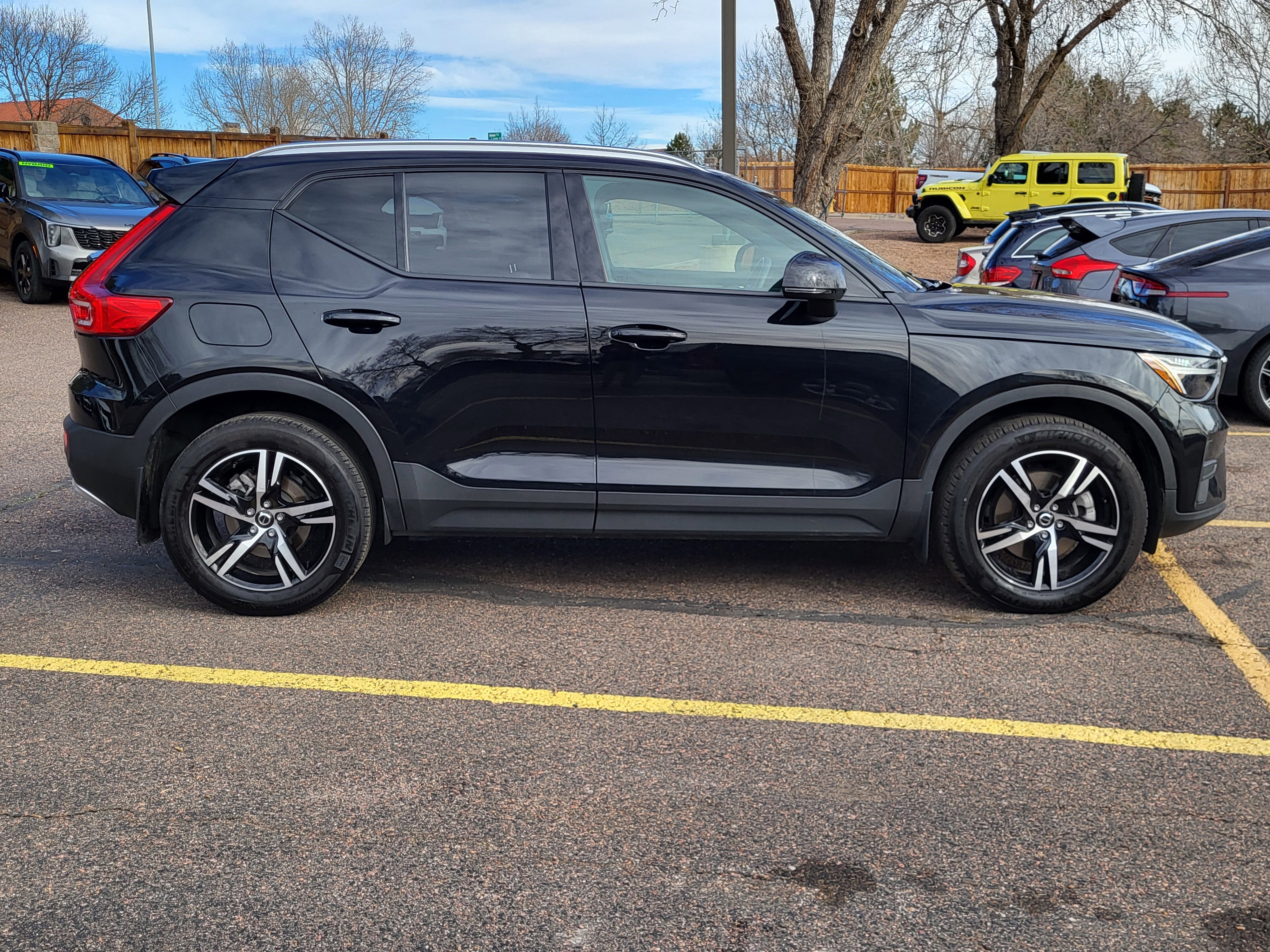 Used 2023 Volvo XC40 B5 Core image 2