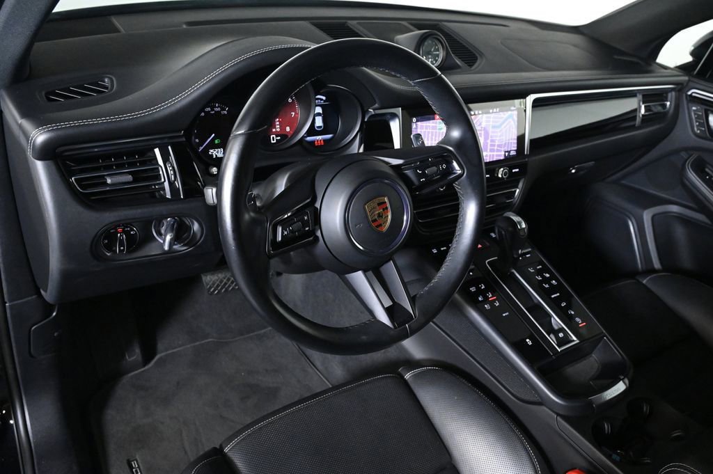 Certified 2023 Porsche Macan AWD/4WD image 4
