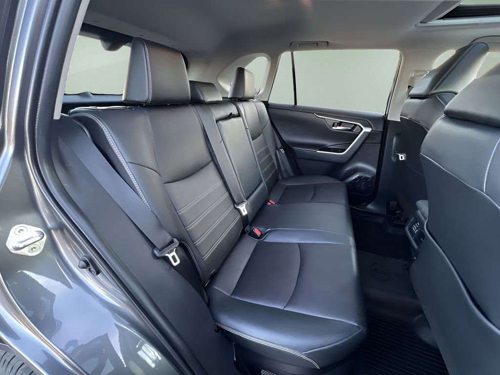 Used 2020 Toyota RAV4 Limited image 27