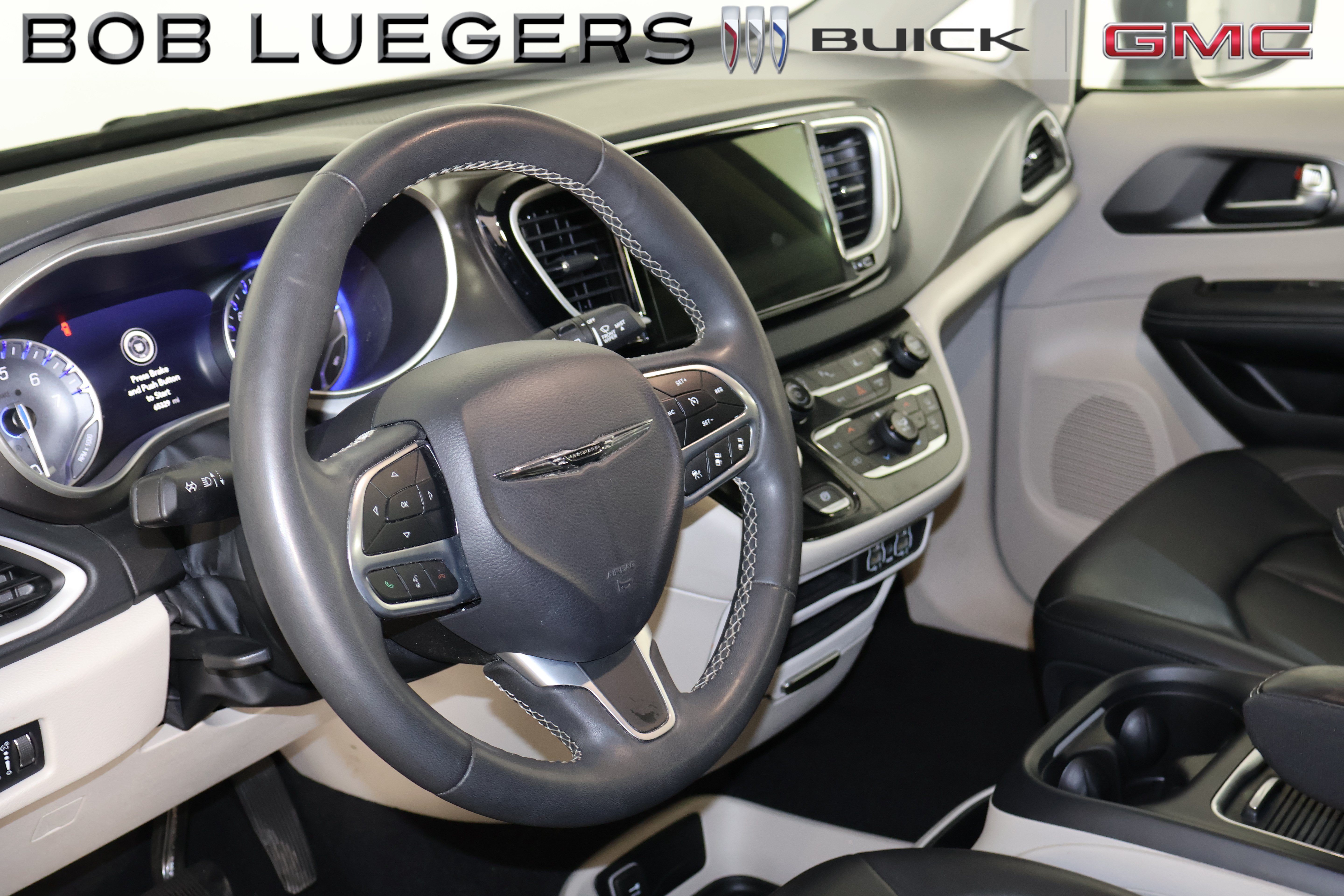 Used 2023 Chrysler Pacifica Touring-L FWD image 9
