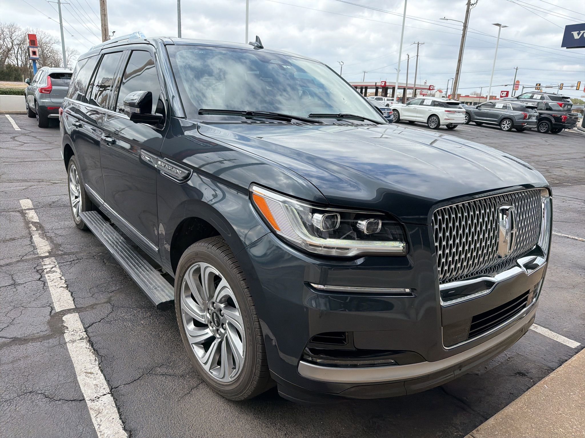 Used 2024 Lincoln Navigator Reserve image 3