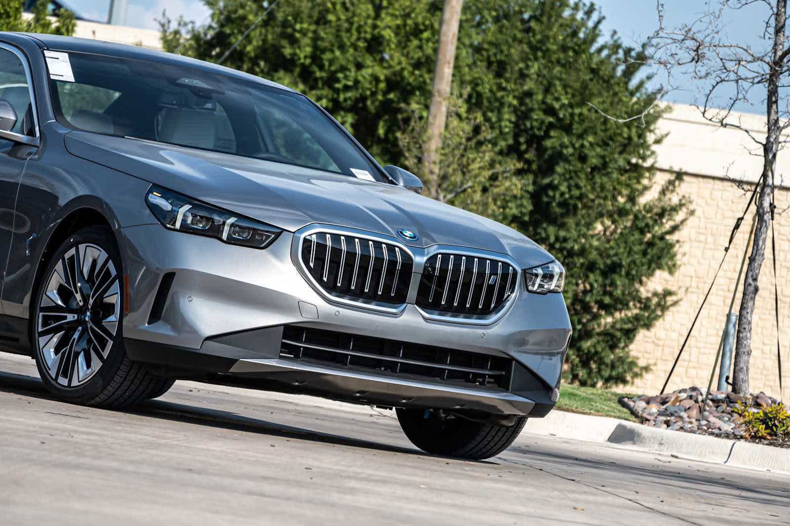 Used 2026 BMW i5 eDrive40 w/ Executive Package RWD image 3