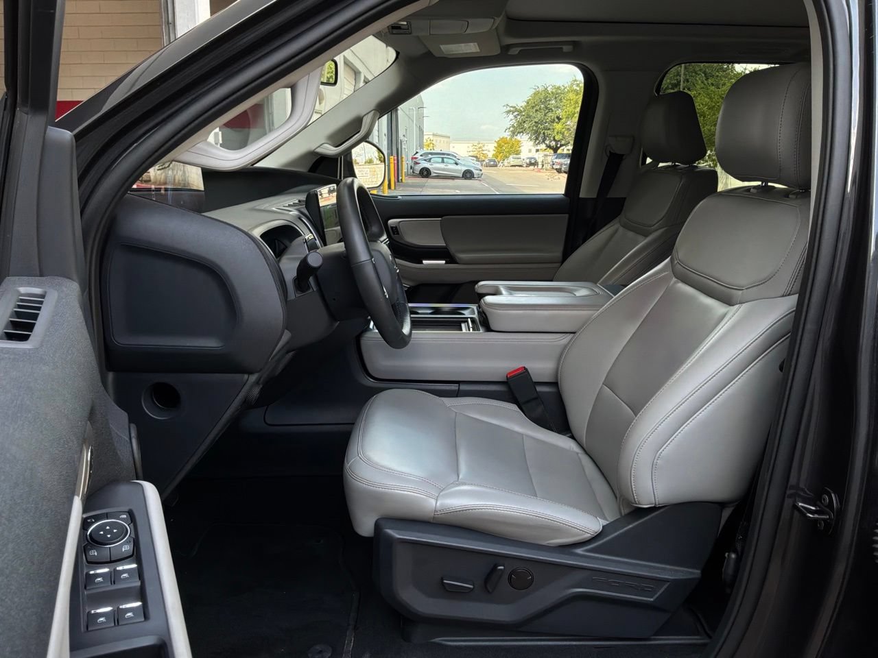 Used 2025 Ford Expedition Active AWD/4WD image 11