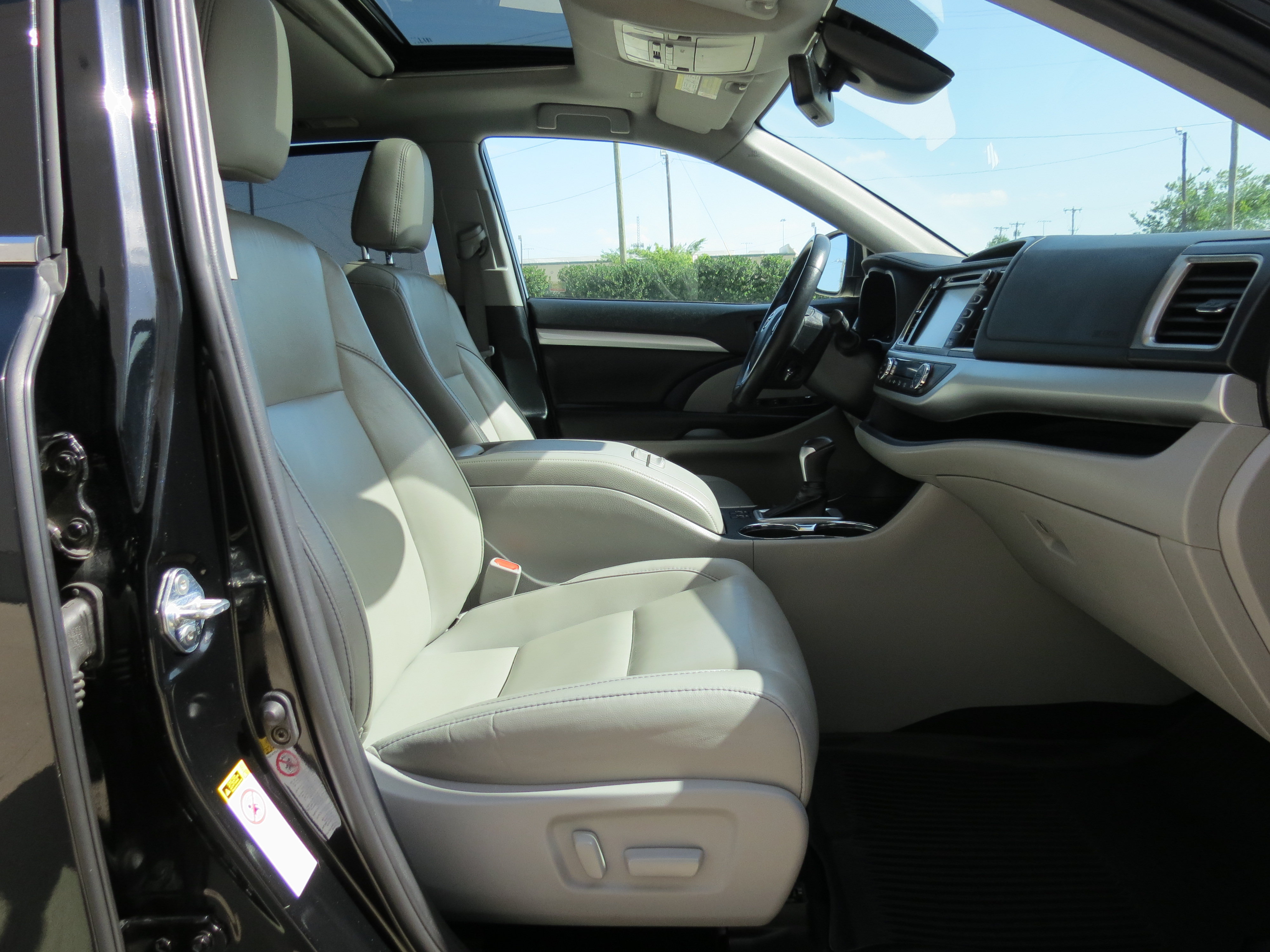 Used 2019 Toyota Highlander XLE FWD image 34