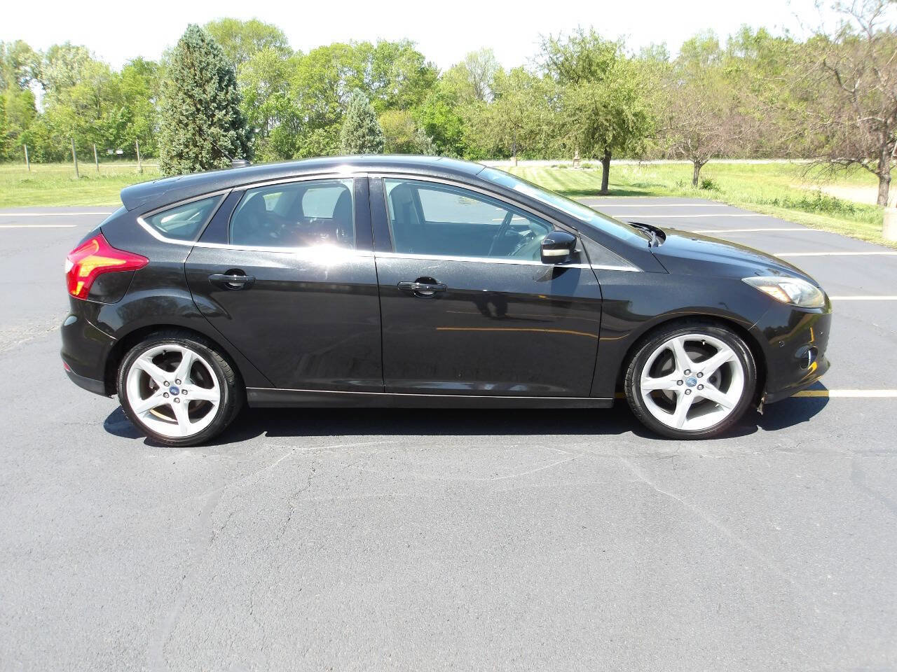 Used 2012 Ford Focus Titanium FWD image 2