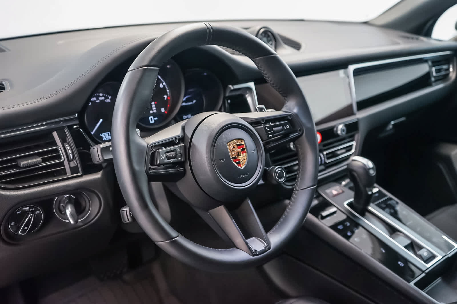 Certified 2026 Porsche Macan Turbo AWD/4WD image 4