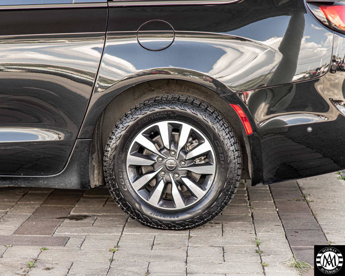 Used 2023 Chrysler Pacifica Touring-L FWD image 5