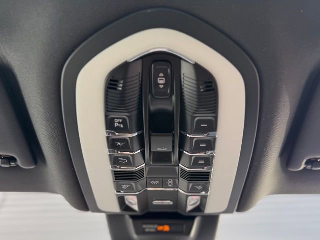Certified 2025 Porsche Macan image 25