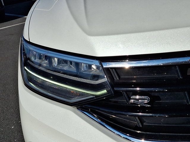 Used 2024 Volkswagen Tiguan SE R-Line AWD/4WD image 9