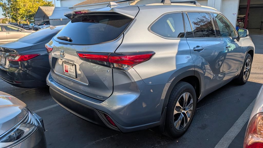 Used 2022 Toyota Highlander XLE AWD/4WD image 4