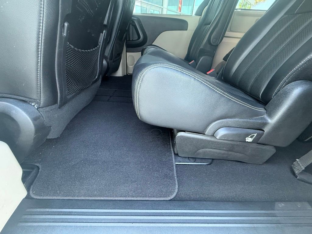 Used 2016 Chrysler Town & Country Touring w/ Driver Convenience Group image 32