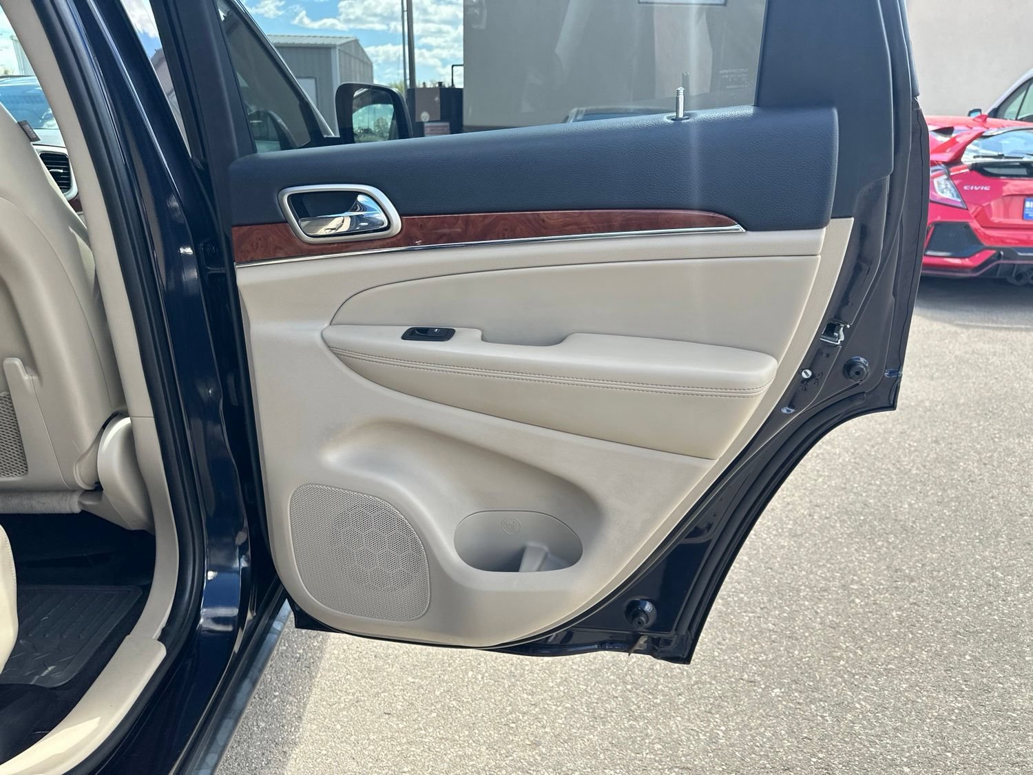 Used 2011 Jeep Grand Cherokee Limited AWD/4WD image 31