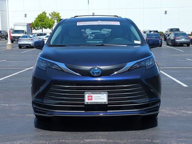 Certified 2025 Toyota Sienna LE w/ LE Plus Package AWD/4WD image 4