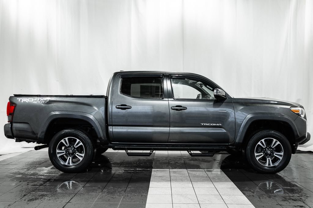 Used 2019 Toyota Tacoma TRD Sport image 3