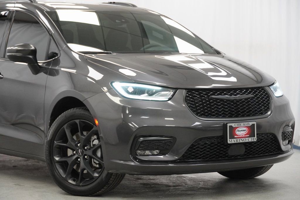 Used 2023 Chrysler Pacifica Touring-L w/ S Appearance Package image 3