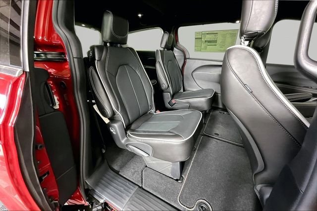 New 2027 Chrysler Pacifica Limited FWD image 11