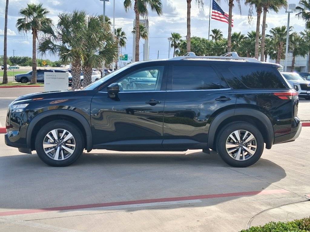 Used 2025 Nissan Pathfinder SL FWD image 3