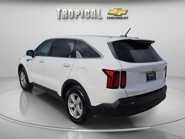 Used 2023 Kia Sorento LX FWD image 2