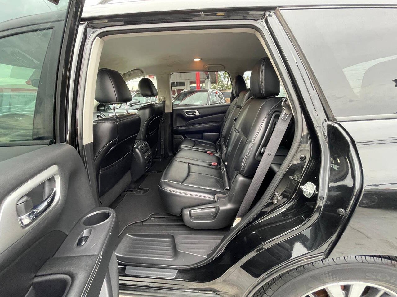 Used 2019 Nissan Pathfinder SL AWD/4WD image 11