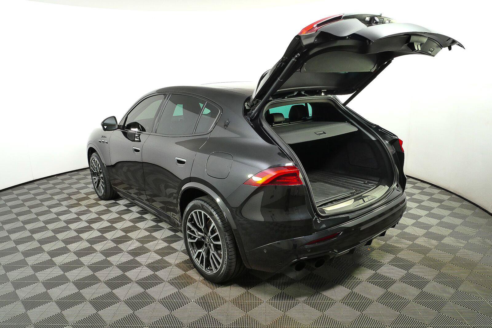 Used 2023 Maserati Grecale Modena AWD/4WD image 29