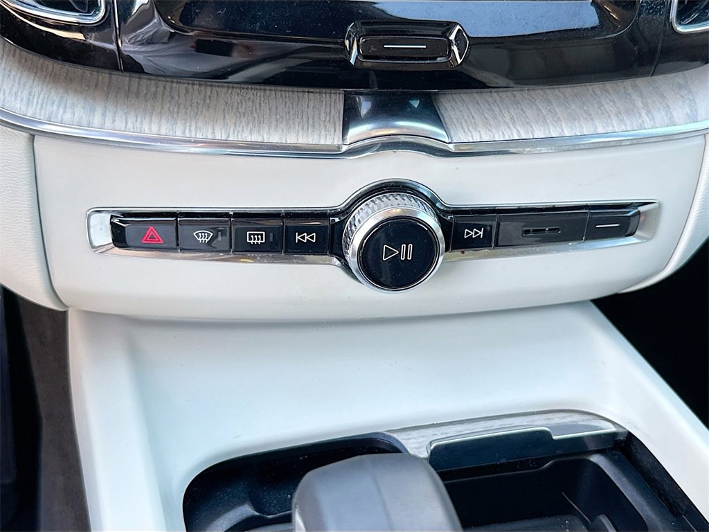 Used 2023 Volvo XC60 B5 Plus image 17