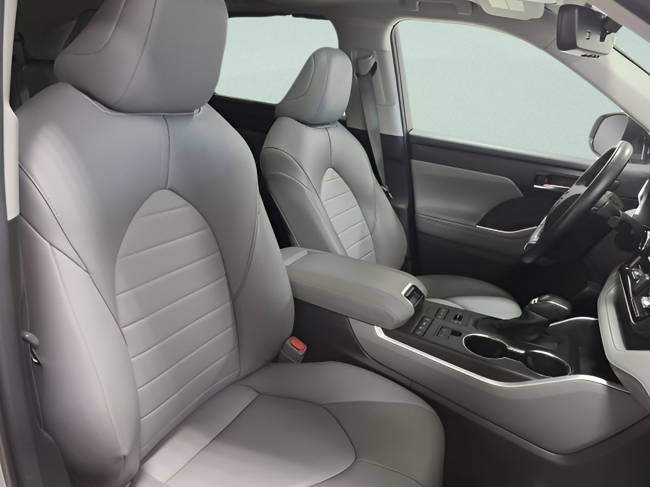 Used 2021 Toyota Highlander XLE AWD/4WD image 14