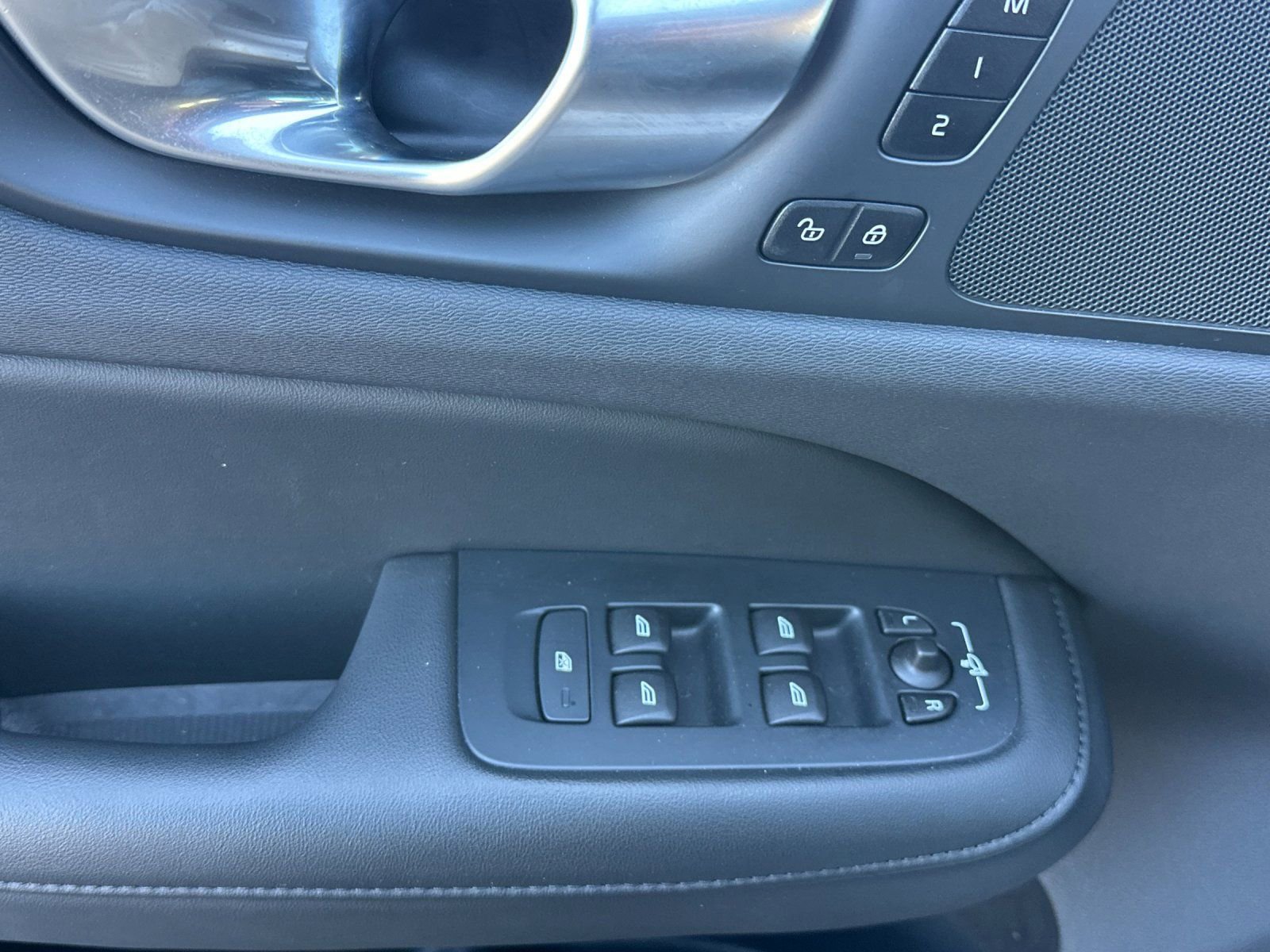 Used 2025 Volvo S60 B5 Core image 11