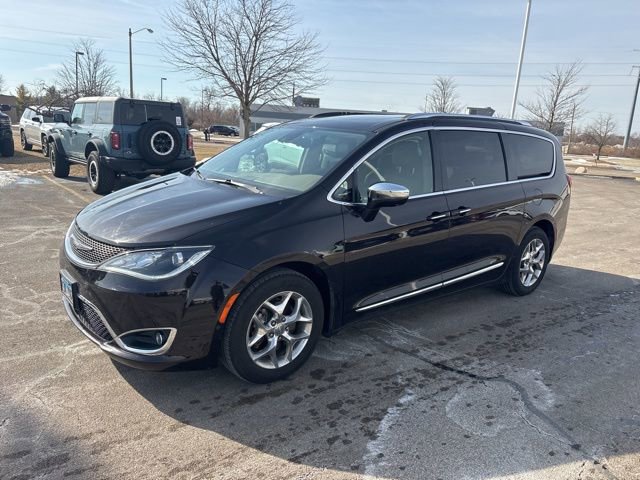Used 2017 Chrysler Pacifica Limited image 2
