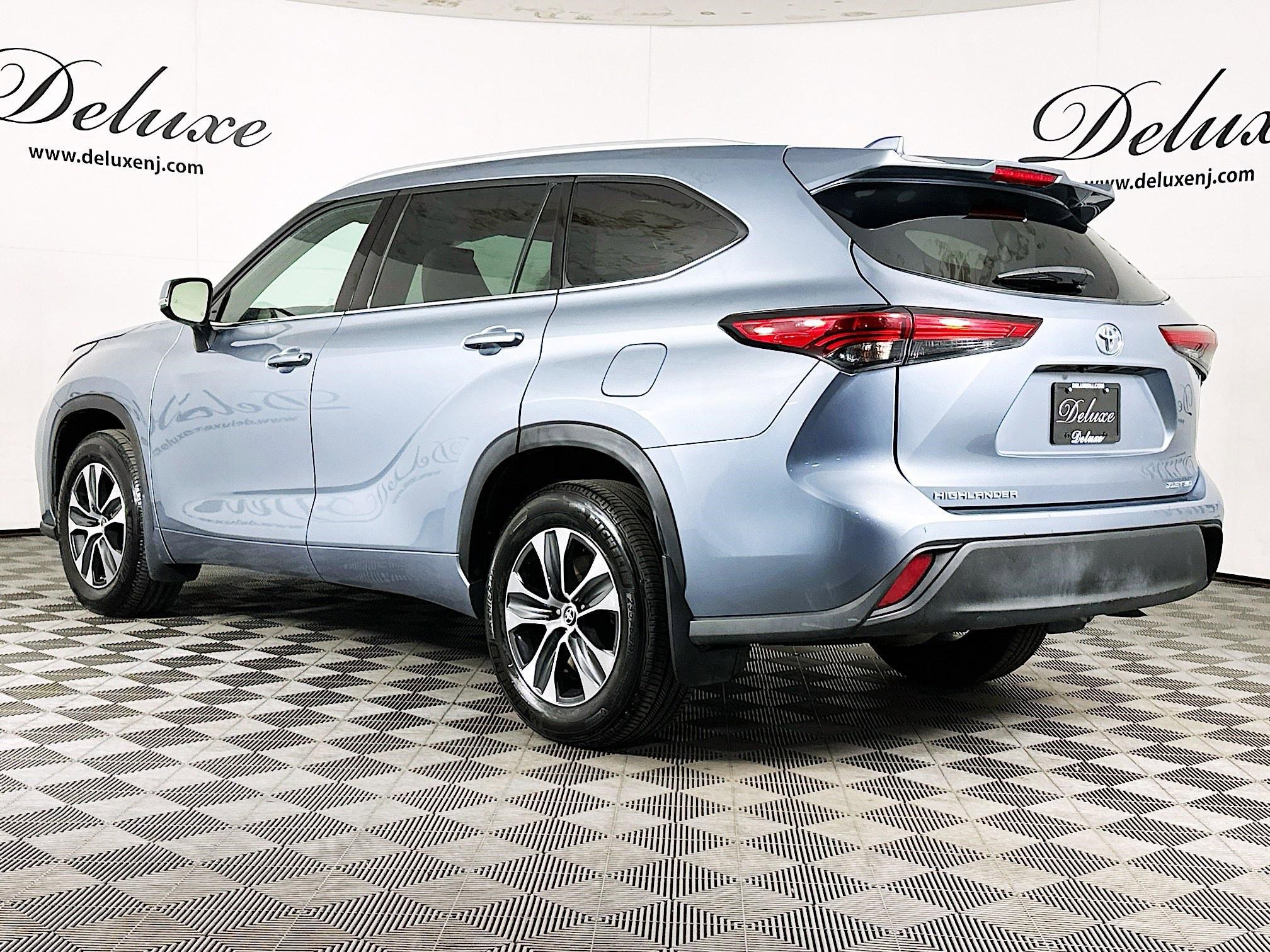 Used 2022 Toyota Highlander XLE AWD/4WD image 4