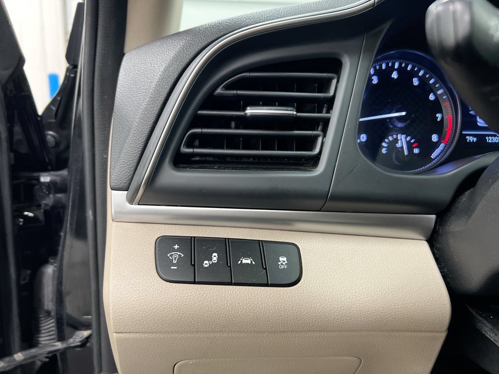 Used 2019 Hyundai Elantra SEL FWD image 18