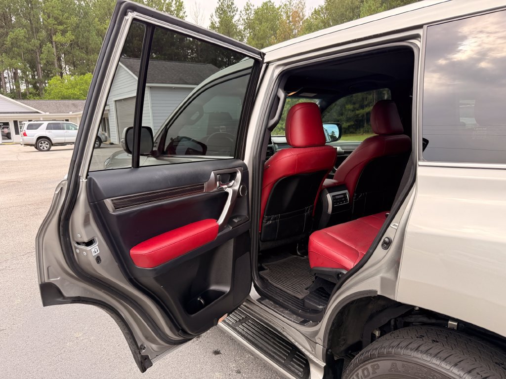 Used 2023 Lexus GX 460 Luxury w/ Accessory Package AWD/4WD image 25
