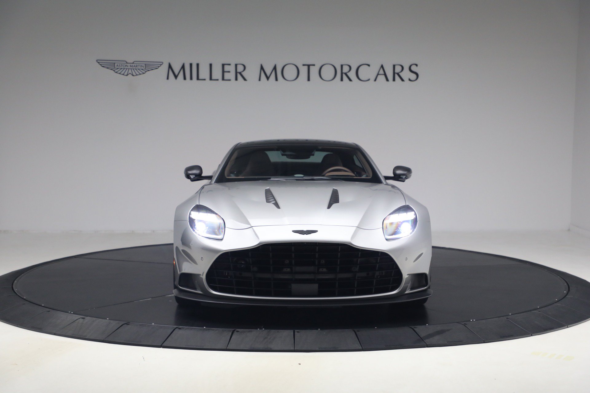 Used 2025 Aston Martin Vanquish RWD image 12