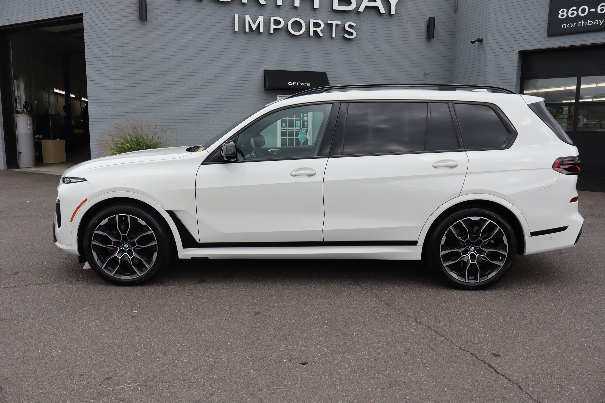 Used 2025 BMW X7 M60i AWD/4WD image 9