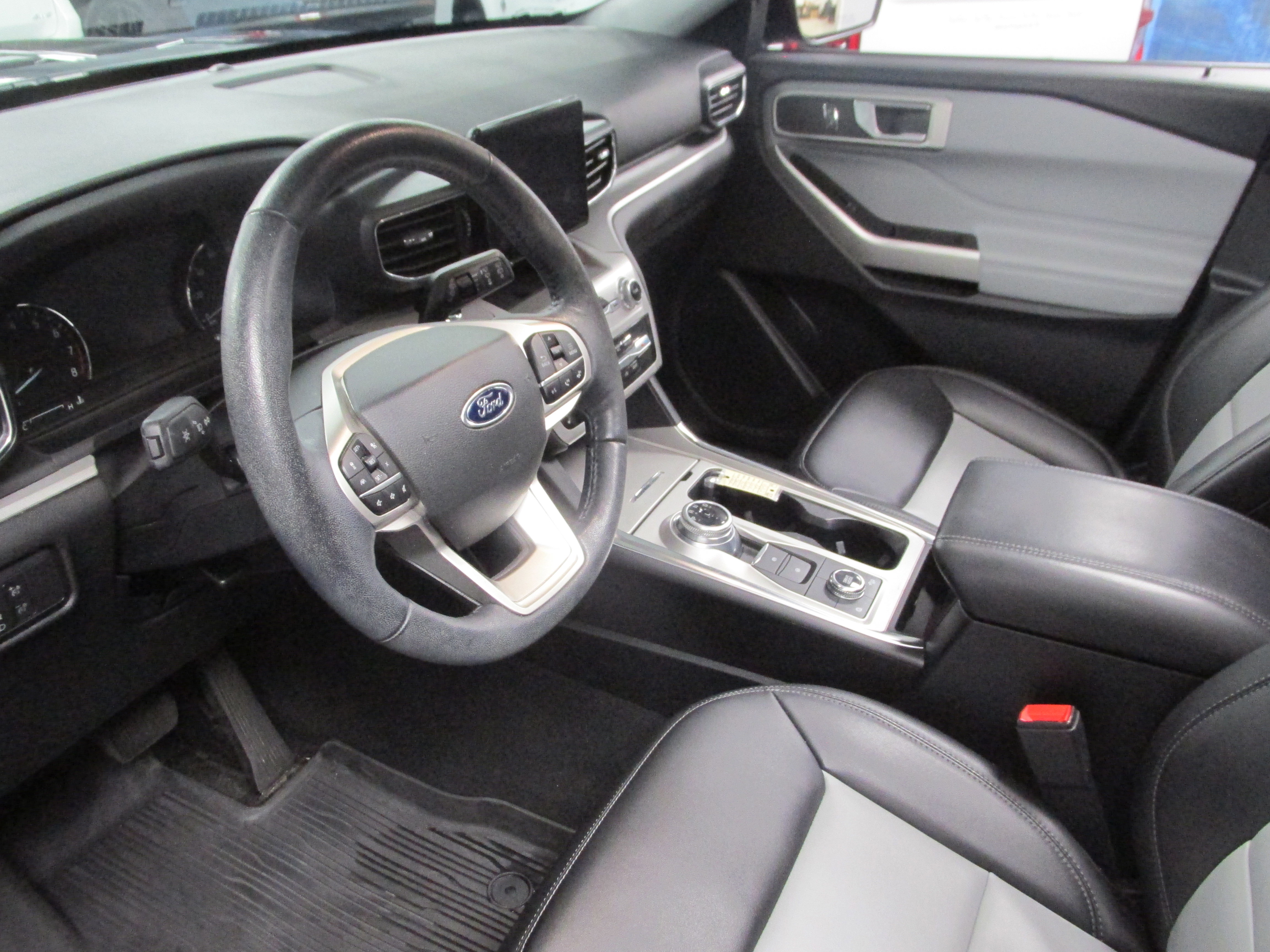 Used 2022 Ford Explorer XLT w/ Equipment Group 202A image 28