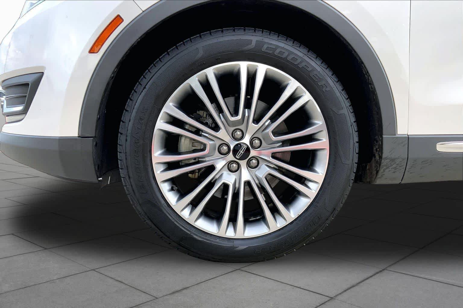 Used 2018 Lincoln MKX Reserve w/ Driver Assistance Package FWD image 10