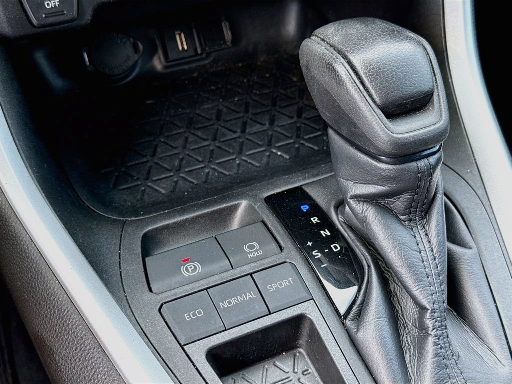 Used 2020 Toyota RAV4 LE w/ Carpet Mat Package FWD image 17