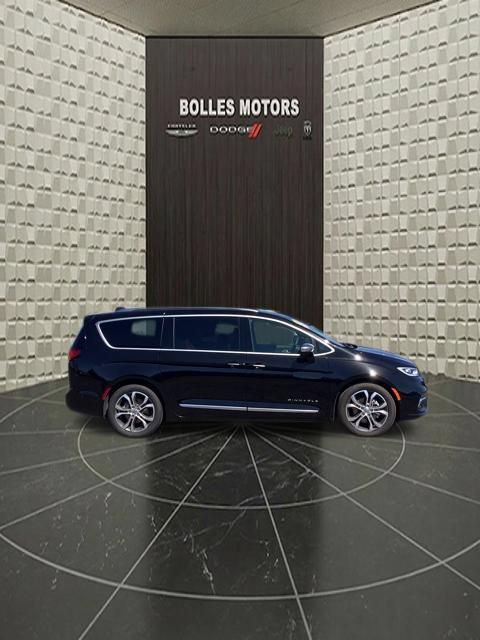 Certified 2024 Chrysler Pacifica Pinnacle FWD image 3