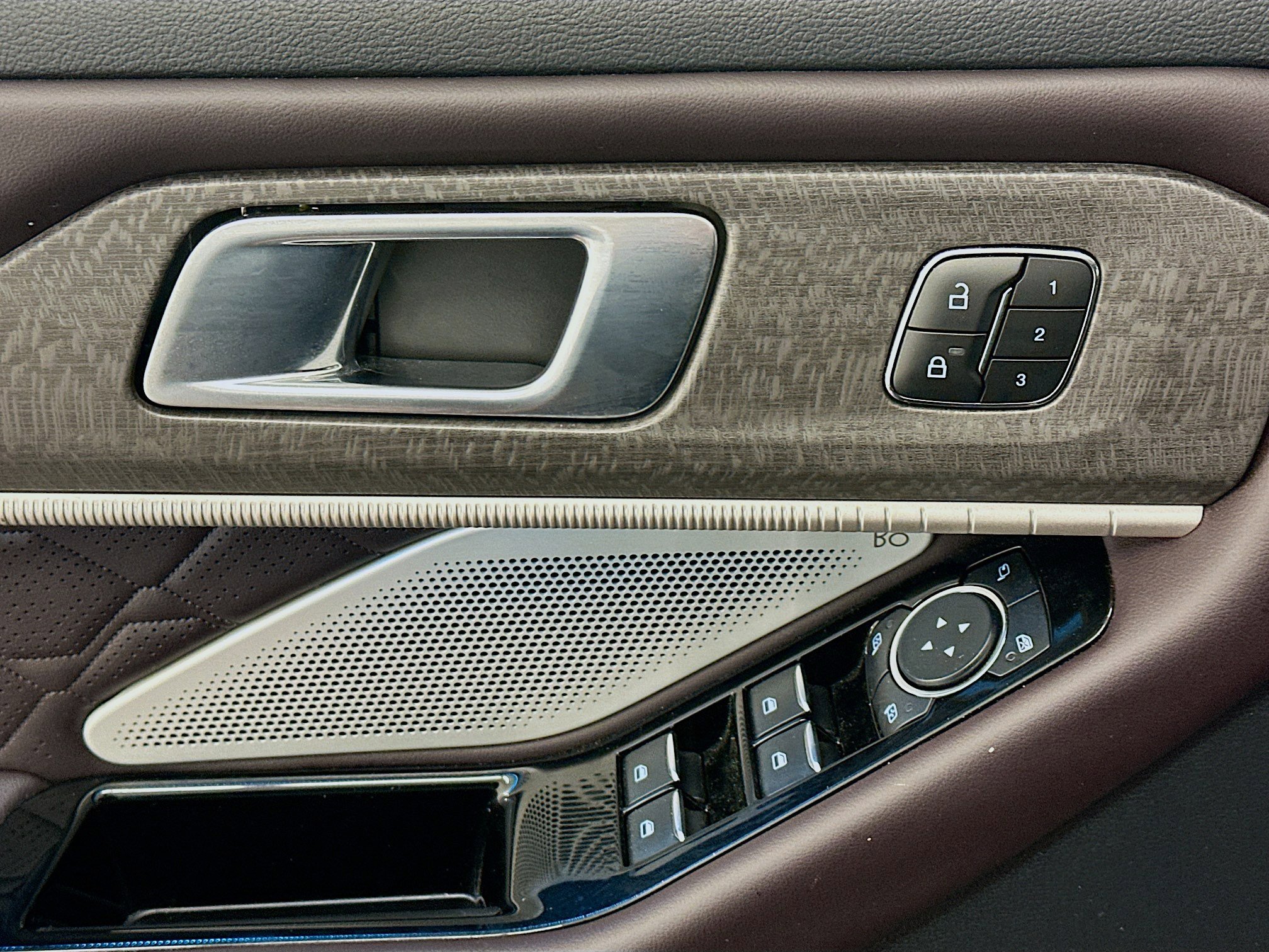 Used 2025 Ford Explorer Platinum w/ LUX Leather Package AWD/4WD image 15