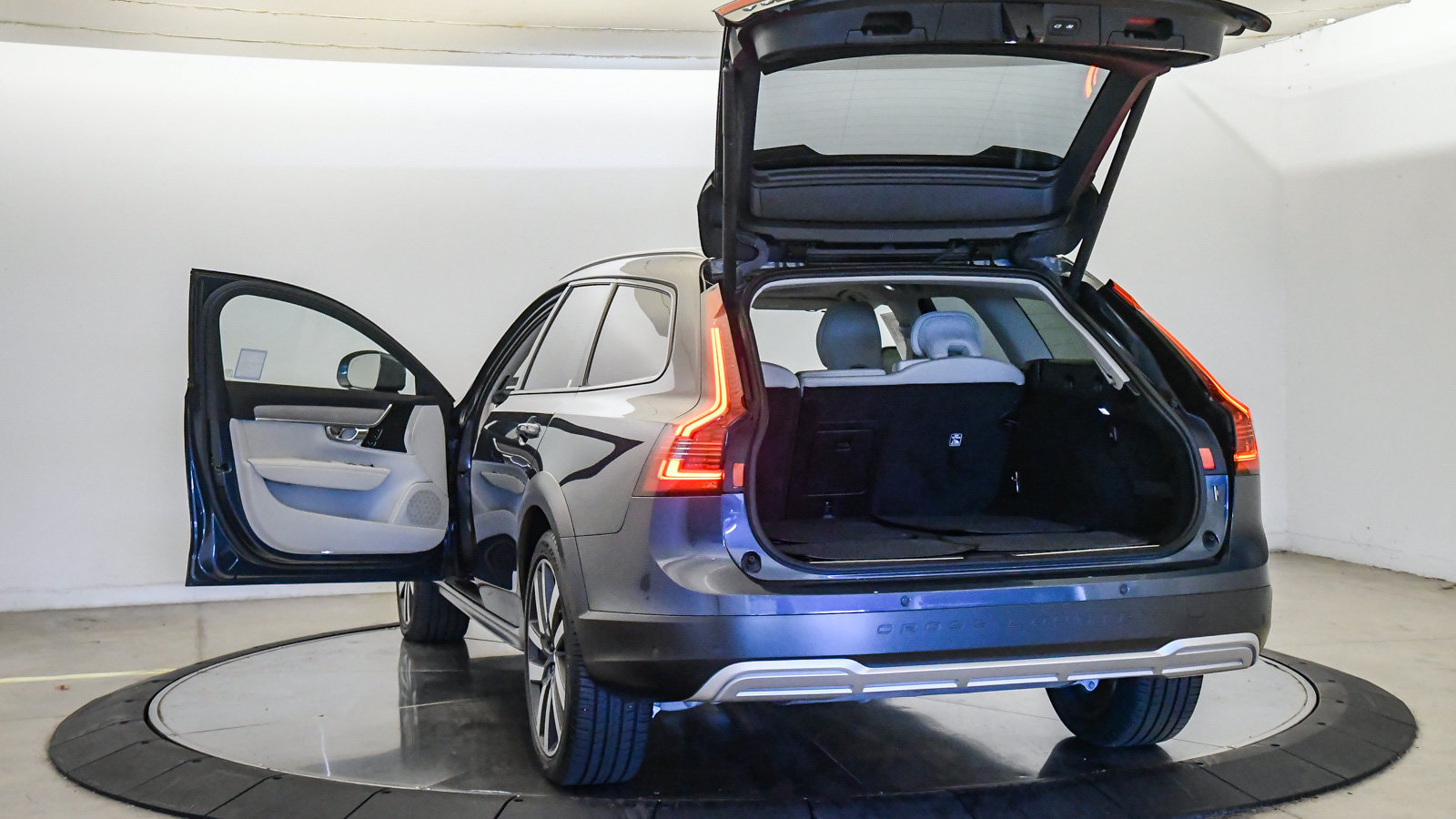 Certified 2025 Volvo V90 B6 Cross Country Plus AWD/4WD image 27