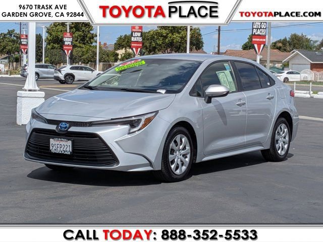 Used 2025 Toyota Corolla LE FWD image 1