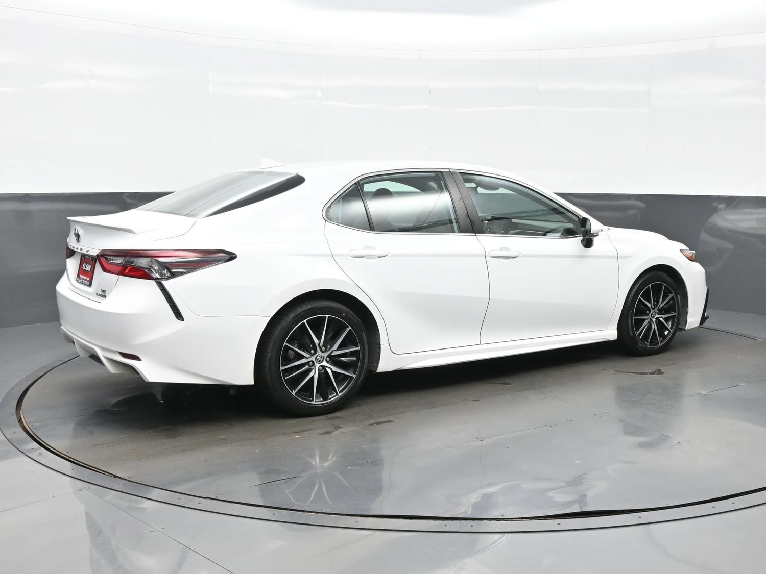 Used 2022 Toyota Camry SE FWD image 6