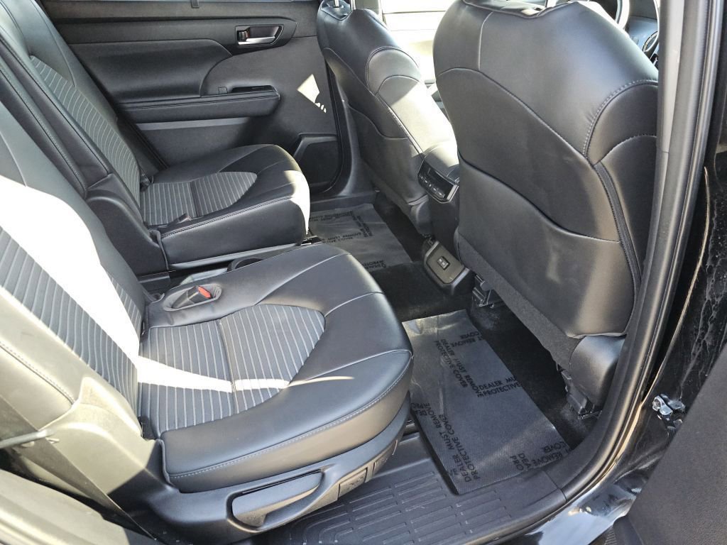 Used 2023 Toyota Highlander XSE AWD/4WD image 27