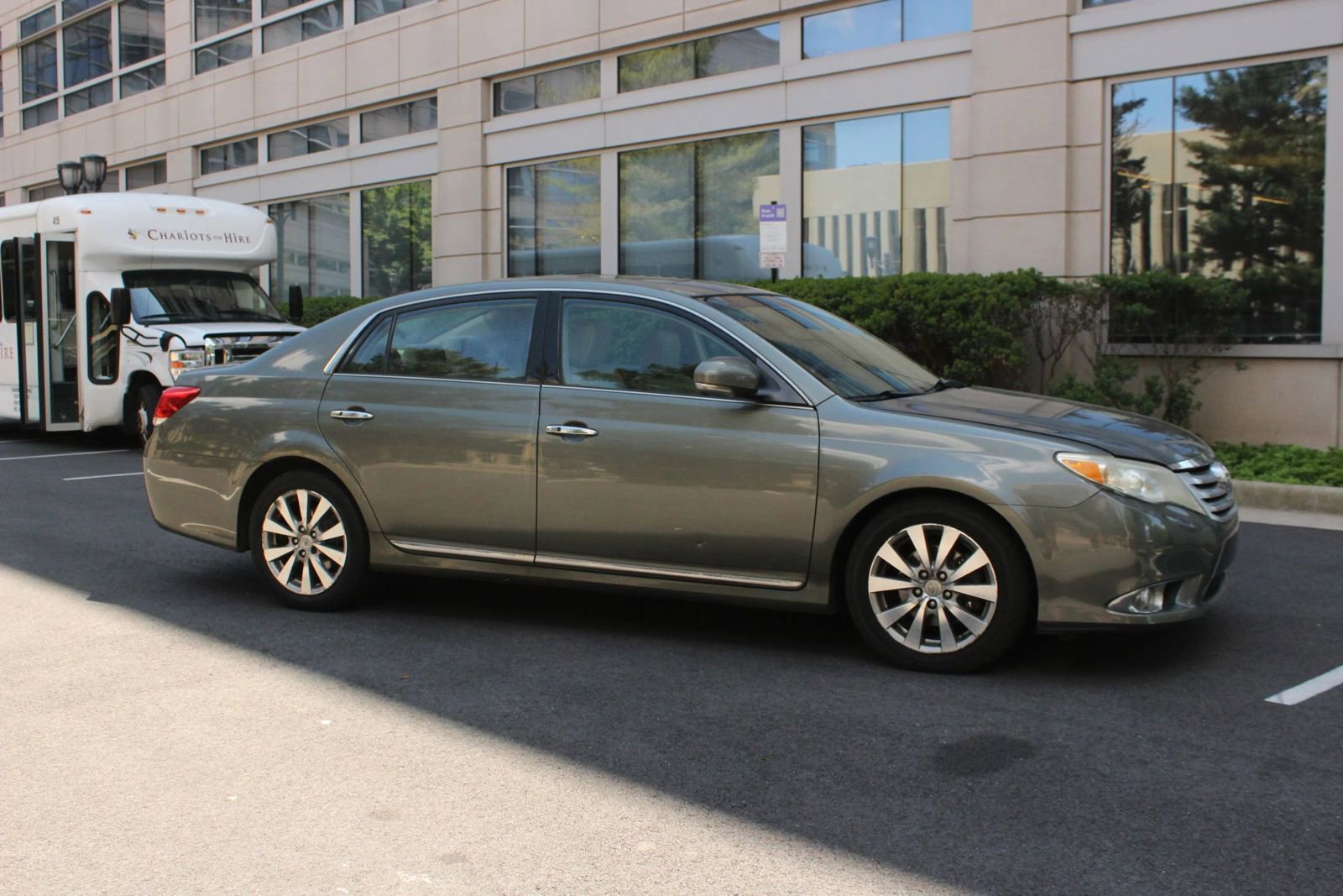 Used 2011 Toyota Avalon Limited FWD image 2