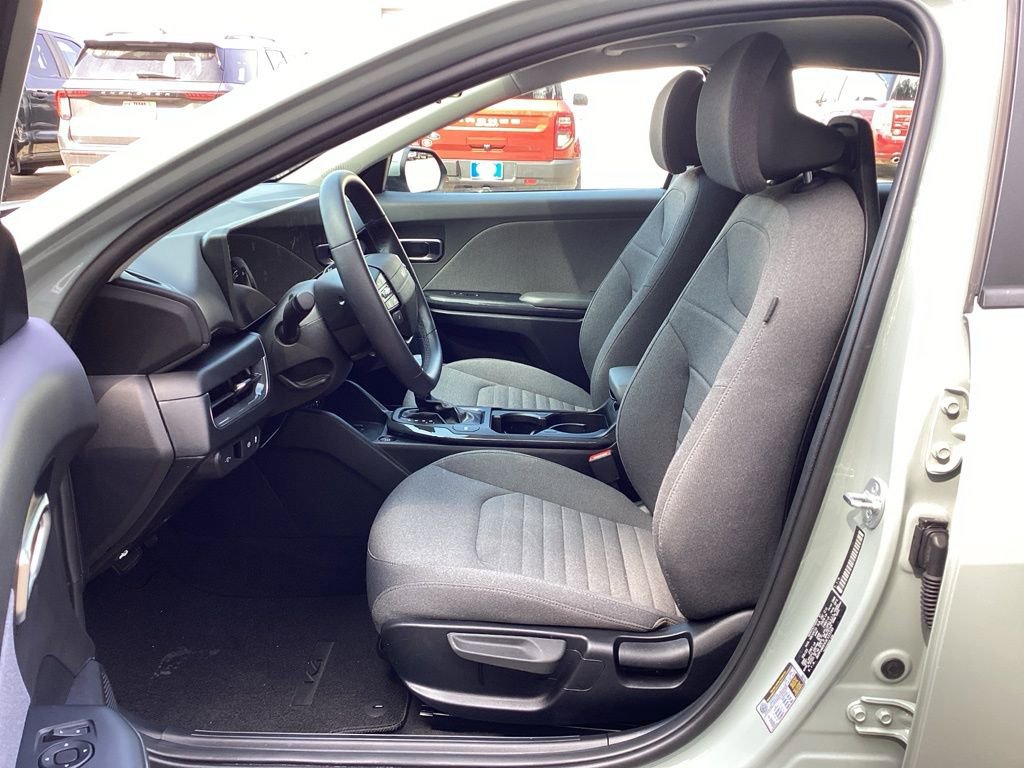 Used 2025 Kia K4 EX image 22