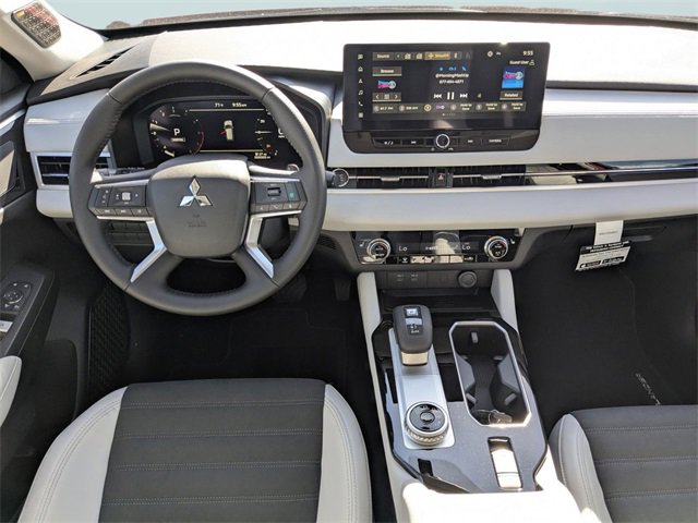 New 2025 Mitsubishi Outlander SE image 14