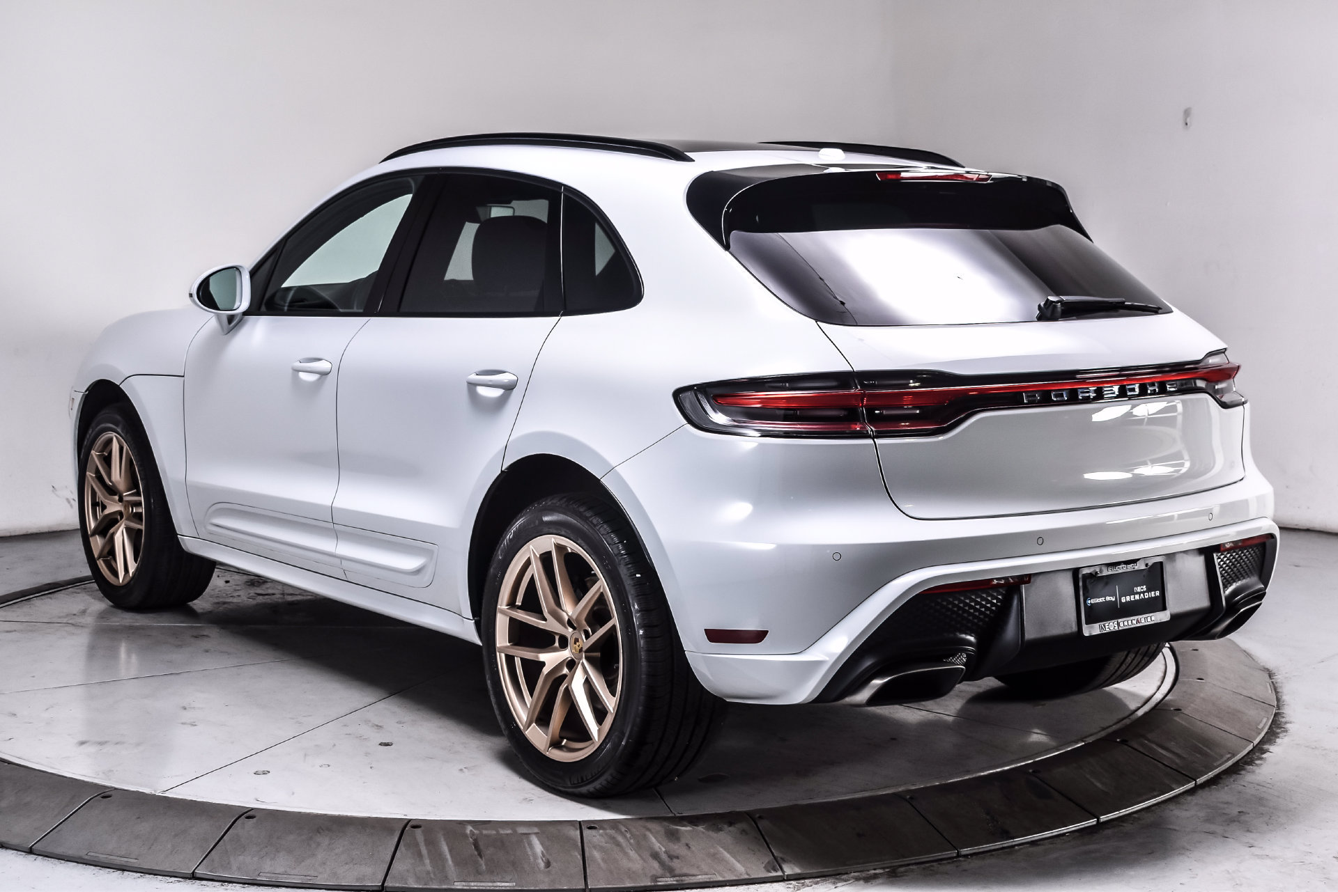 Used 2023 Porsche Macan AWD/4WD image 4