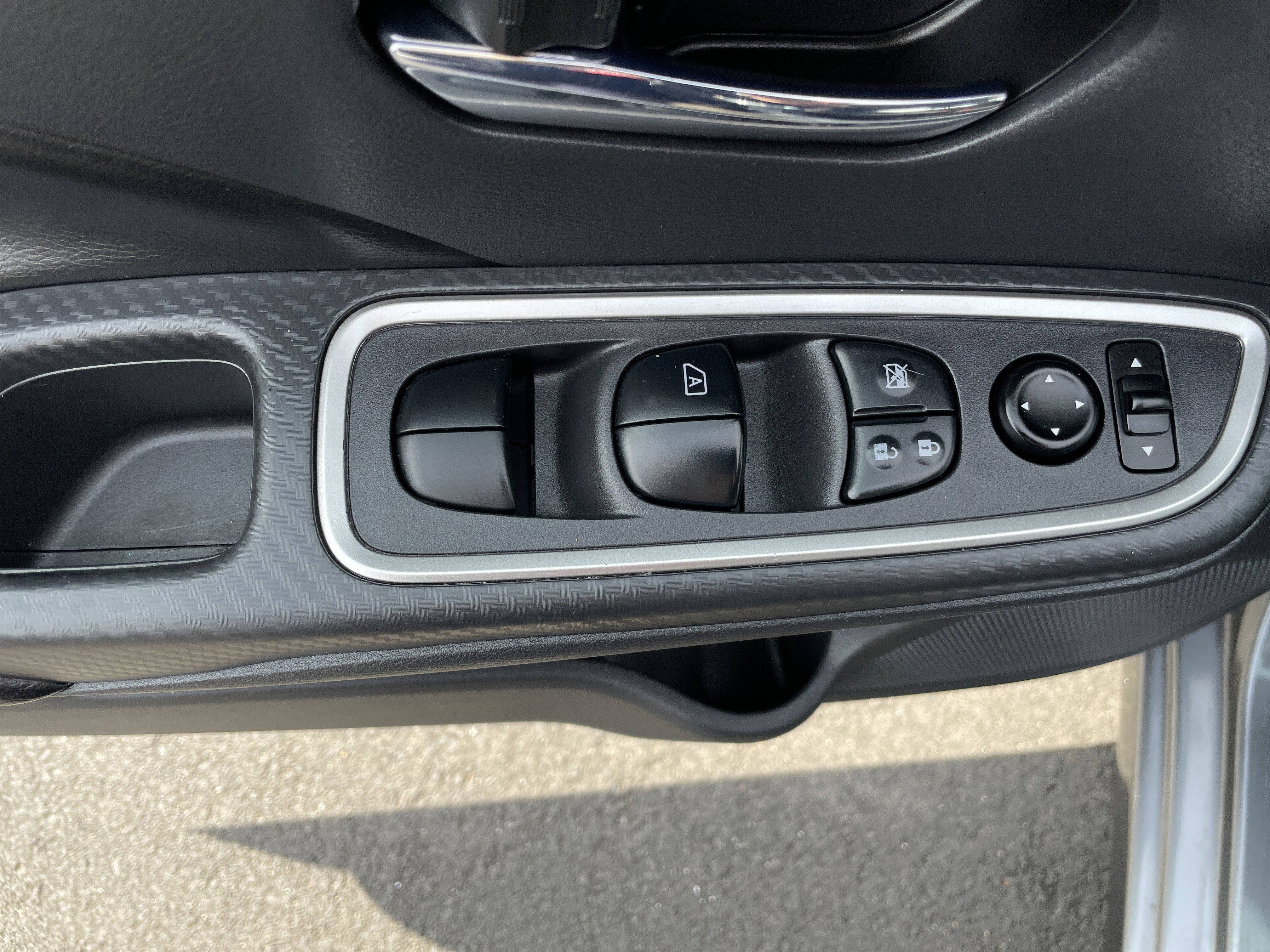 Used 2020 Nissan Versa SR image 31