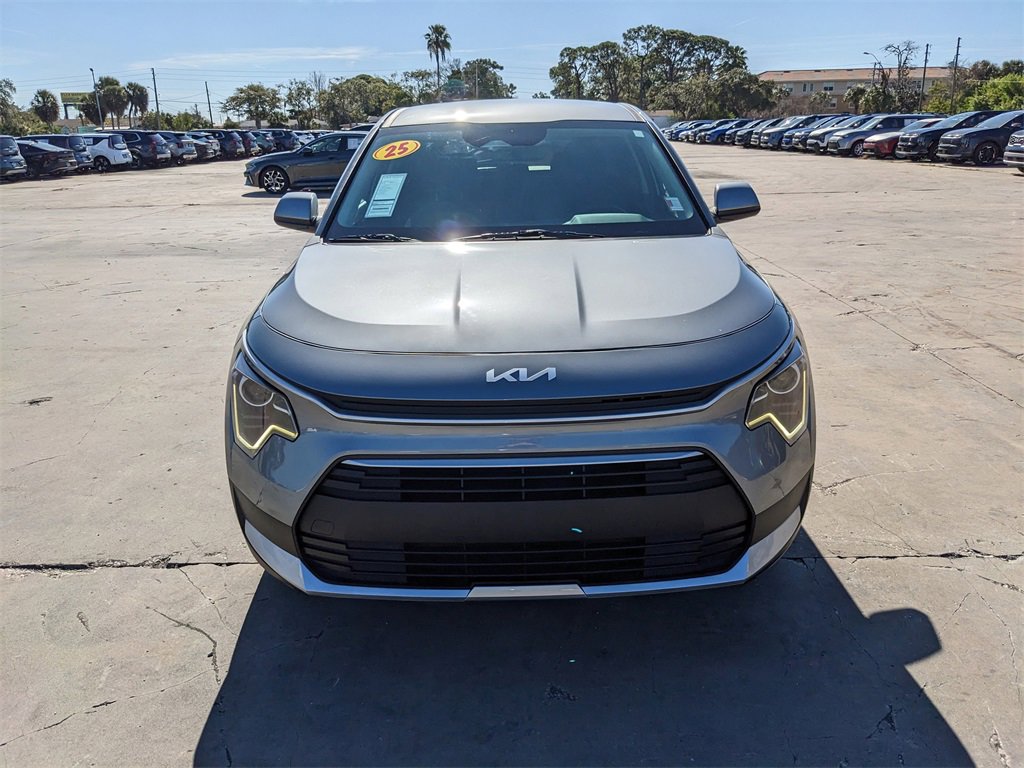 Used 2025 Kia Niro LX image 4