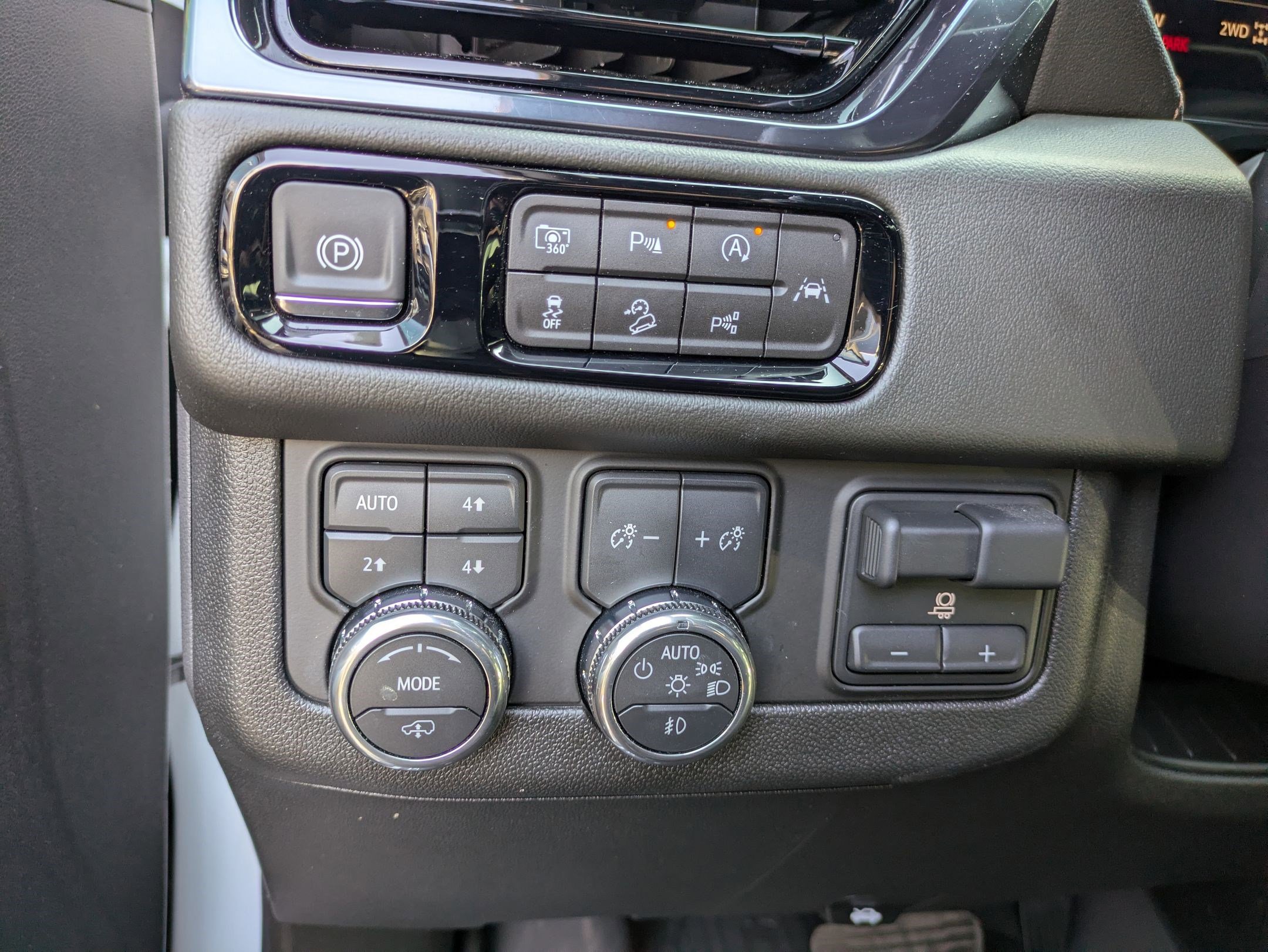 Certified 2025 GMC Yukon XL AT4 w/ AT4 Premium Plus Package AWD/4WD image 24