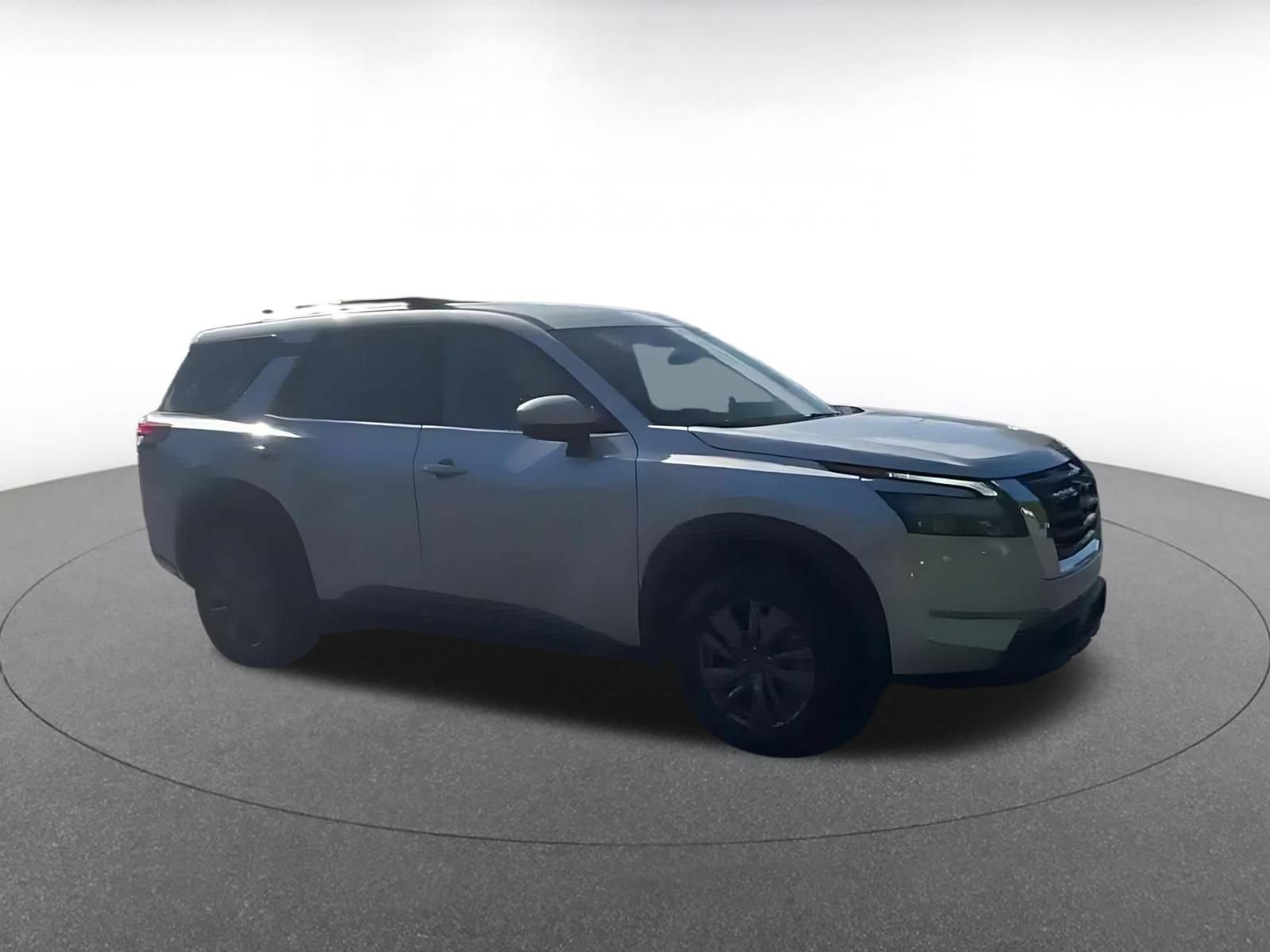 Used 2025 Nissan Pathfinder SV FWD image 2